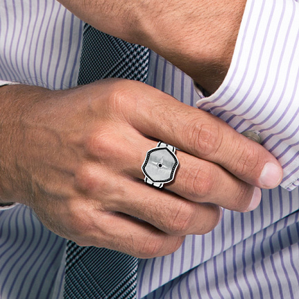Кольцо мужское из серебра с сапфиром