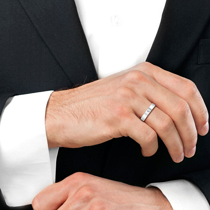 Кольцо обручальное из белого золота с бриллиантом