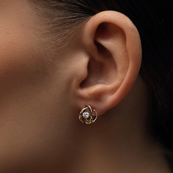 Серьги из золота с танцующим бриллиантом