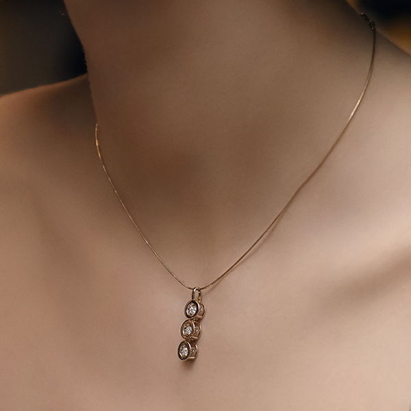 Подвеска из желтого золота с бриллиантом