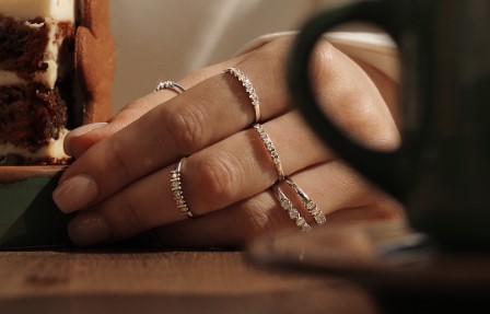 На каком пальце носить кольцо: значение и традиции