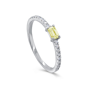 Кольцо из белого золота с бриллиантом