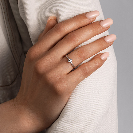 Кольцо помолвочное из белого золота с бриллиантом