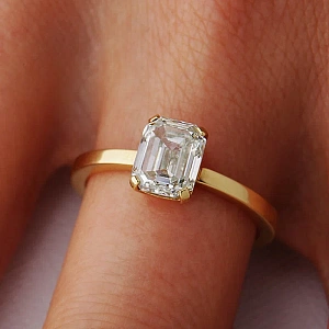 Кольцо из желтого золота с бриллиантом