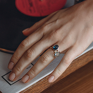 Кольцо из белого золота с топазом