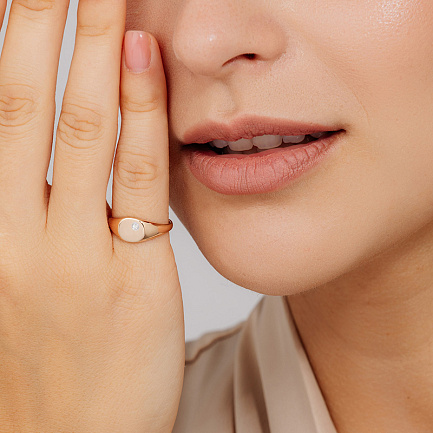 Кольцо из красного золота с бриллиантом