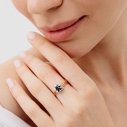 Кольцо из красного золота с бриллиантами, сапфиром