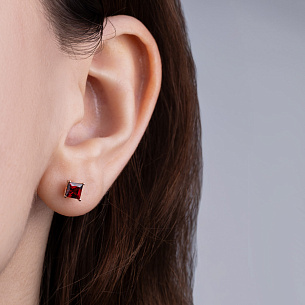 Серьги Пусеты из красного золота с гранатом