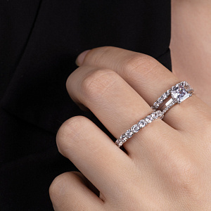 Кольцо из серебра с фианитом