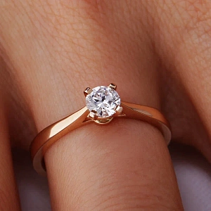 Кольцо из золота с бриллиантом