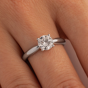 Кольцо из белого золота с бриллиантом