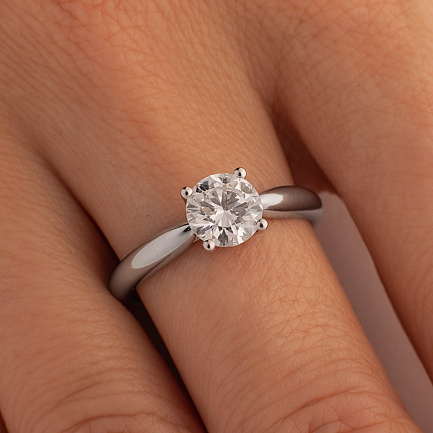 Кольцо из белого золота с бриллиантом