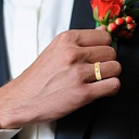 Кольцо обручальное из желтого золота с бриллиантом