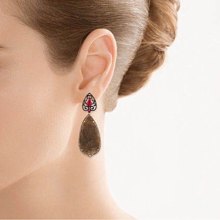 Серьги из желтого золота с корундами, рубинами