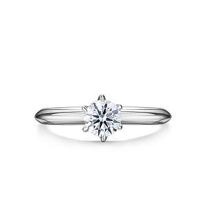 Кольцо из белого золота с бриллиантом