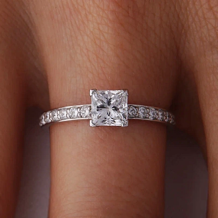 Кольцо из белого золота с бриллиантами