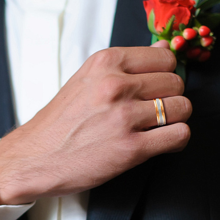Кольцо обручальное с алмазной гранью