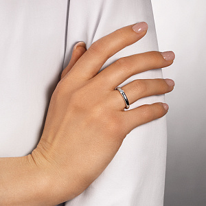 Кольцо обручальное из белого золота с бриллиантом