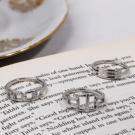 Кольцо из серебра с фианитом