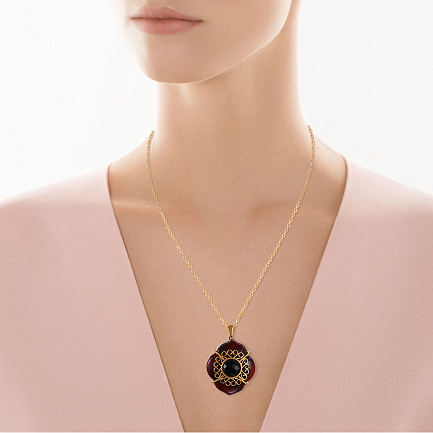 Подвеска из желтого золота с агатом, ониксом