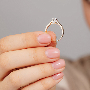 Кольцо из красного золота с бриллиантом