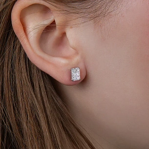 Серьги из белого золота с бриллиантом