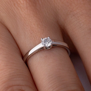 Кольцо из белого золота с бриллиантом