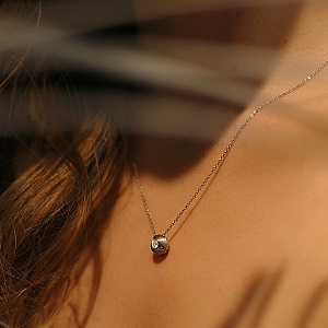 Колье из белого золота с бриллиантом, плетение якорное