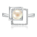 Кольцо из серебра с жемчугом, фианитом