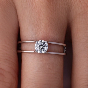 Кольцо из белого золота с бриллиантом