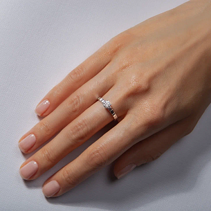 Кольцо из белого золота с бриллиантом