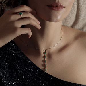 Подвеска из желтого золота с бриллиантами, изумрудами