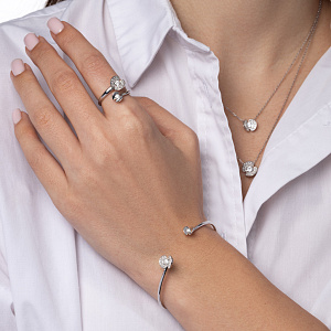 Браслет жесткий из белого золота с бриллиантами