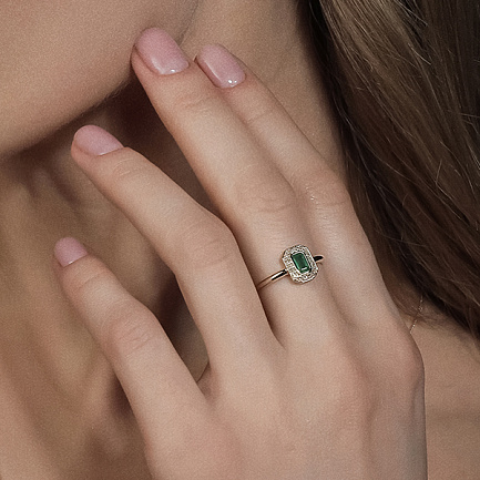 Кольцо из желтого золота с бриллиантами, изумрудом