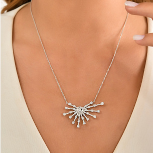 Колье из белого золота с бриллиантом