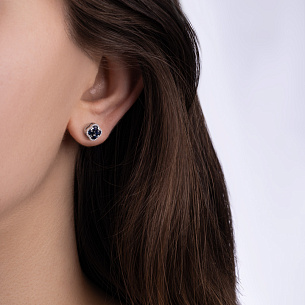 Пусеты из белого золота с сапфиром и бриллиантами