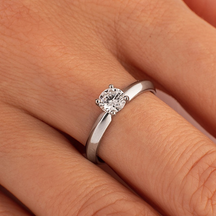 Кольцо из белого золота с бриллиантом