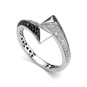 Кольцо из белого золота с бриллиантом