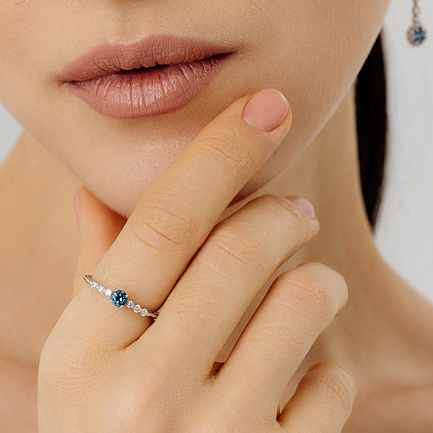 Кольцо из серебра с топазом, фианитами