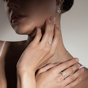 Кольцо из белого золота с бриллиантом