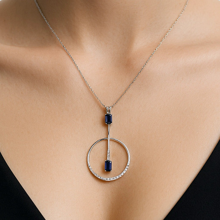 Колье из белого золота с бриллиантами, сапфирами