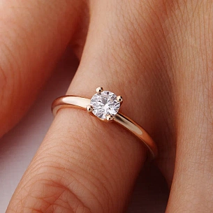 Кольцо из золота с бриллиантом