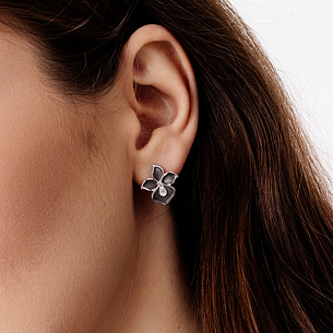 Серьги с английским замком из серебра с бриллиантом