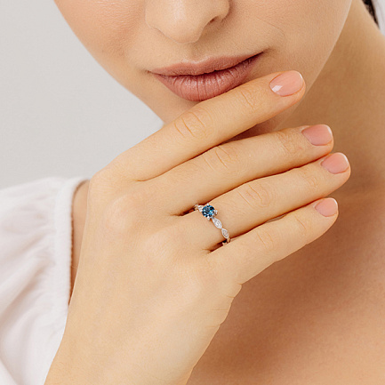 Кольцо из серебра с топазом, фианитами