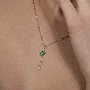 Подвеска из желтого золота с бриллиантами, изумрудом