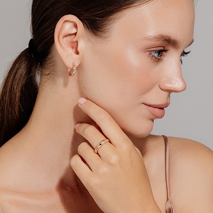 Кольцо из красного золота с бриллиантом