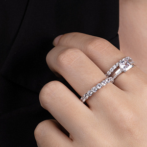 Кольцо из серебра с фианитом