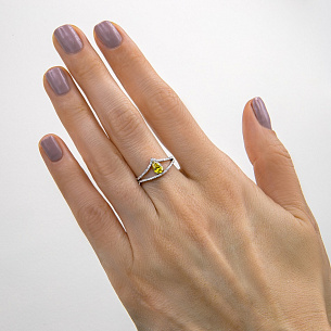 Кольцо из белого золота с бриллиантом