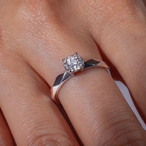 Кольцо из белого золота с бриллиантом