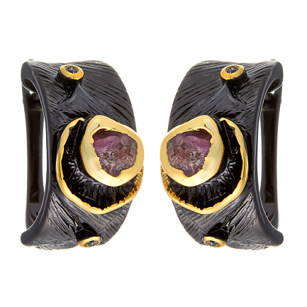 Серьги с английским замком из серебра с корундом